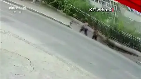 Dos peatones caen al vacío tras derrumbarse la acera por la que paseaban en China Dos peatones caen al vacío tras derrumbarse la acera por la que paseaban en China