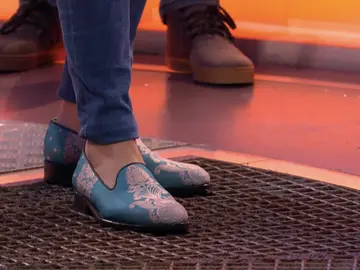 ¡La historia se repite! Manolo acapara toda la atención con sus curiosos y llamativos zapatos en ‘¡Boom!’ ¡La historia se repite! Manolo acapara toda la atención con sus curiosos y llamativos zapatos en ‘¡Boom!’