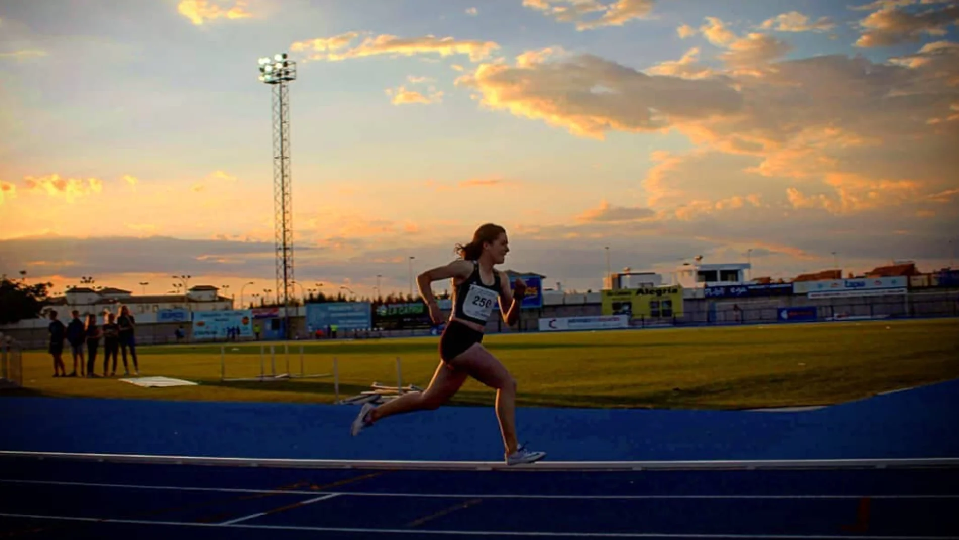 Muere Claudia Hernández Rey, atleta de 19 años, en un accidente de tráfico en Granada Muere Claudia Hernández Rey, atleta de 19 años, en un accidente de tráfico en Granada