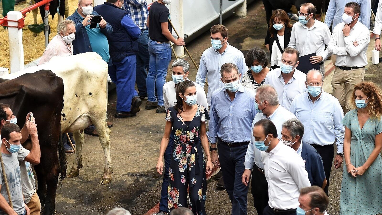 Los Reyes llegan a Cantabria y son recibidos con una jota montañesa y un cencerro como regalo 