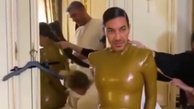 El hilarante vídeo viral de Arturo Valls convertido en Kim Kardashian enfundado en su ajustado vestido dorado
