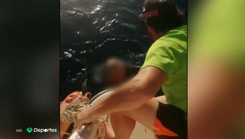  Rescatan a un hombre de 73 años tras ocho horas en alta mar: "Se estuvo haciendo el muerto"