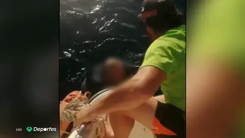 Rescatan a un hombre de 73 años tras ocho horas en alta mar: "Se estuvo haciendo el muerto" Rescatan a un hombre de 73 años tras ocho horas en alta mar: "Se estuvo haciendo el muerto"