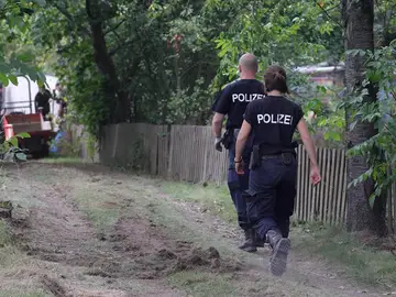 La policía alemana encuentra un sótano oculto en la parcela en la que se busca a Madeleine McCann La policía alemana encuentra un sótano oculto en la parcela en la que se busca a Madeleine McCann