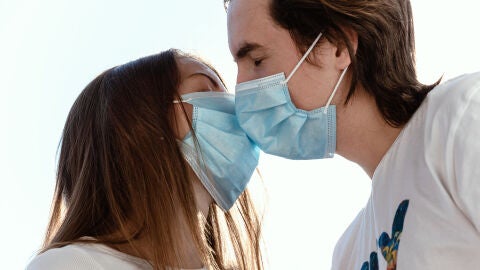 Beso a prueba de coronavirus