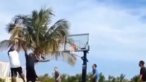 El vídeo viral de Michael Jordan humillando a unos jóvenes un partido de básket callejero El vídeo viral de Michael Jordan humillando a unos jóvenes un partido de básket callejero