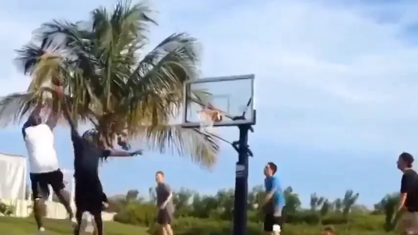 El vídeo viral de Michael Jordan humillando a unos jóvenes un partido de básket callejero El vídeo viral de Michael Jordan humillando a unos jóvenes un partido de básket callejero