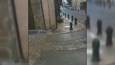 La Policía reduce a tiros a un hombre que quitó el arma a un agente junto a la Catedral de Granada La Policía reduce a tiros a un hombre que quitó el arma a un agente junto a la Catedral de Granada