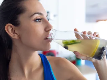 Bebiendo agua con limón Bebiendo agua con limón