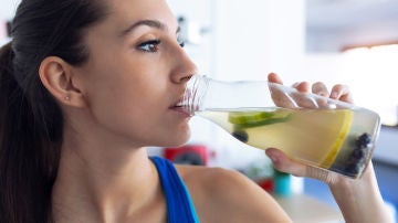 Bebiendo agua con limón