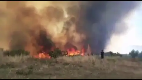 Avanza sin control un incendio en Ourense que ya ha calcinado 300 hectáreas Avanza sin control un incendio en Ourense que ya ha calcinado 300 hectáreas