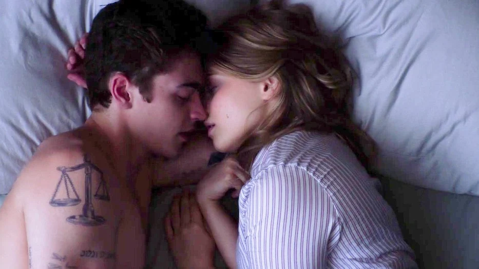 Hardin y Tessa en 'After. En mil pedazos' Hero Fiennes y Josephine Langford en 'After 2'