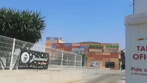 El hombre que supuestamente ha prendido fuego a su pareja en El Vendrell se encarama en un tejado y amenaza con tirarse El hombre que supuestamente ha prendido fuego a su pareja en El Vendrell se encarama en un tejado y amenaza con tirarse