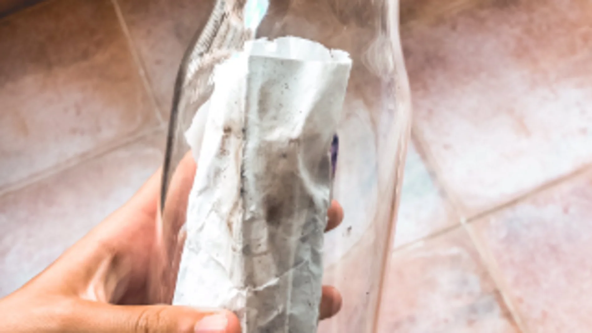 Encuentran a la persona que escribió una nota en una botella, y la lanzó al mar, gracias a Twitter Encuentran a la persona que escribió una nota en una botella, y la lanzó al mar, gracias a Twitter
