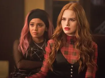 Vanessa Morgan y Madelaine Petsch como Toni y Cheryl en 'Riverdale' Vanessa Morgan y Madelaine Petsch como Toni y Cheryl en 'Riverdale'