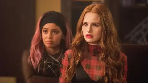 Vanessa Morgan y Madelaine Petsch como Toni y Cheryl en 'Riverdale' Vanessa Morgan y Madelaine Petsch como Toni y Cheryl en 'Riverdale'