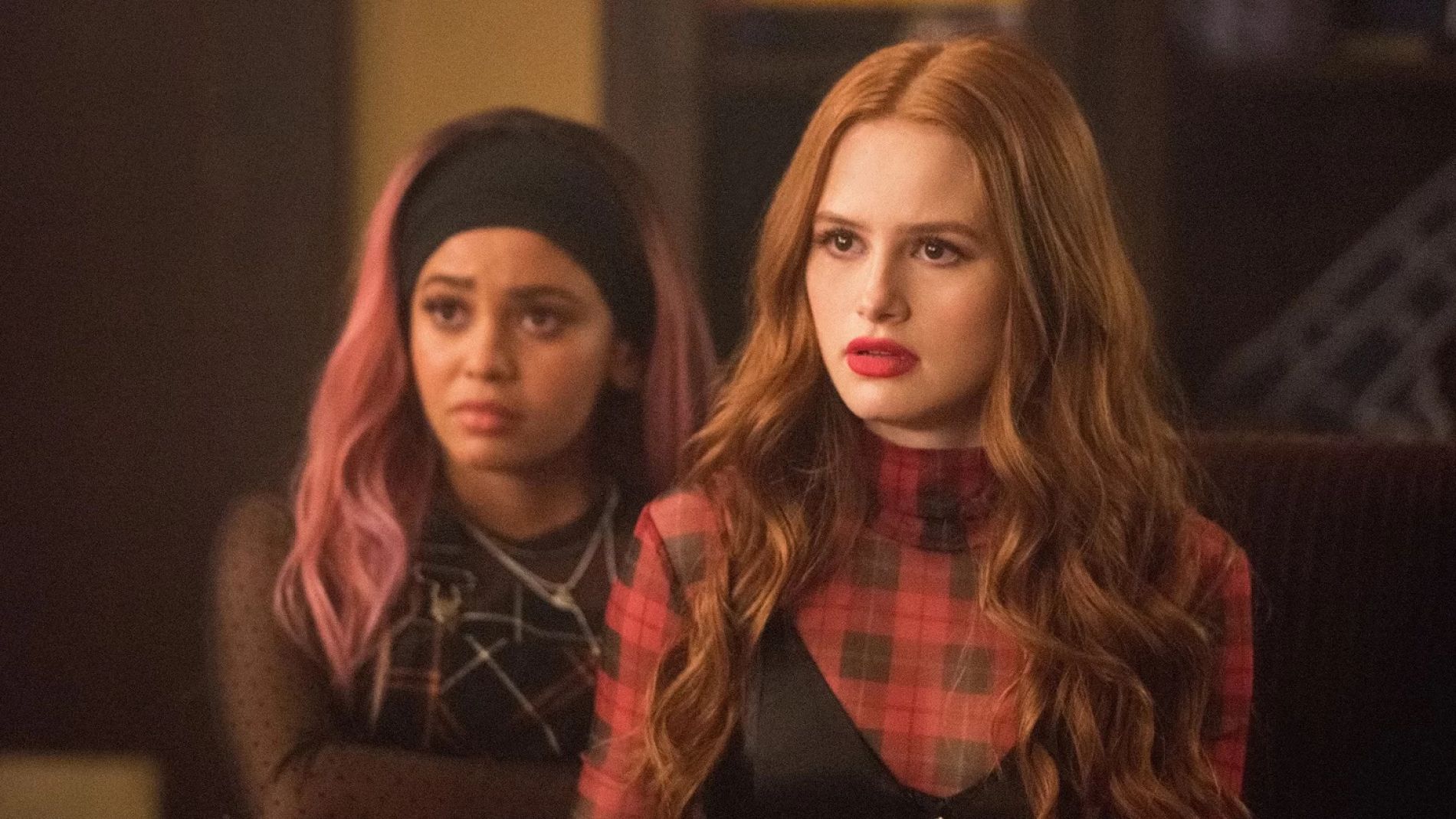 Vanessa Morgan y Madelaine Petsch como Toni y Cheryl en 'Riverdale'