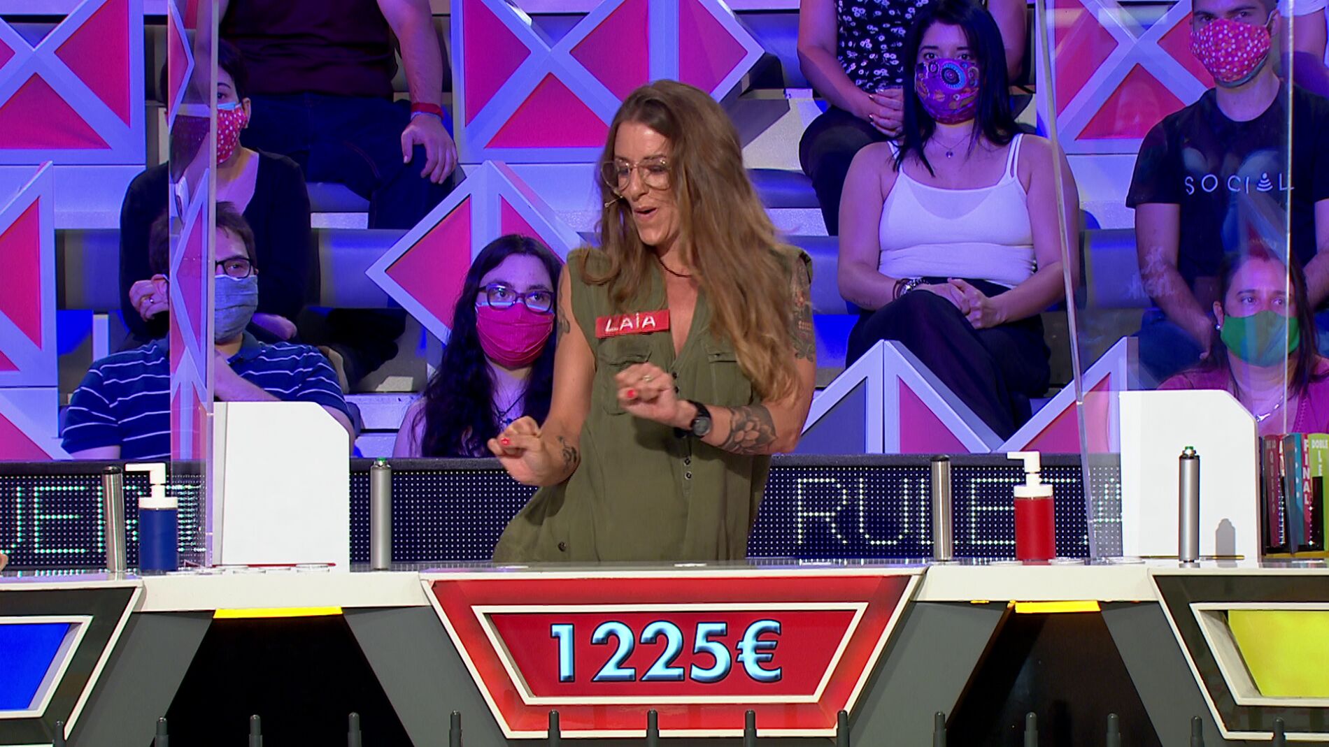 Laia casi se olvida de utilizar el gajo que le puso en cabeza en 'La ruleta de la suerte'