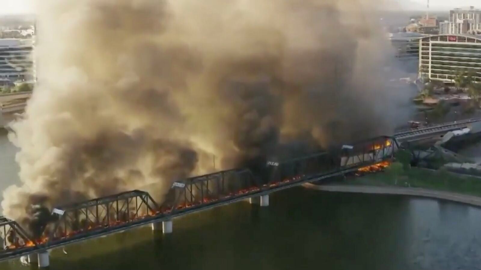 Descarrila un tren y provoca un incendio en Arizona, Estados Unidos