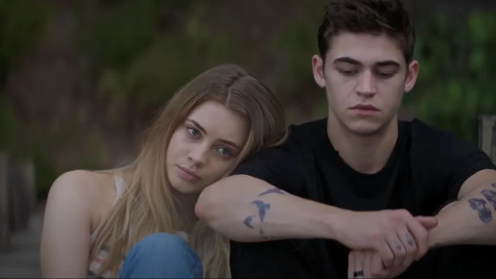 Josephine Langford y Hero Fiennes-Tiffin en 'After'