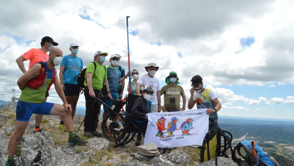 Álvaro y José Manuel hacen cumbre en Fontañán gracias a los pies y los ojos de unos montañeros solidarios