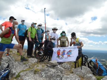 Álvaro y José Manuel hacen cumbre en Fontañán gracias a los pies y los ojos de unos montañeros solidarios