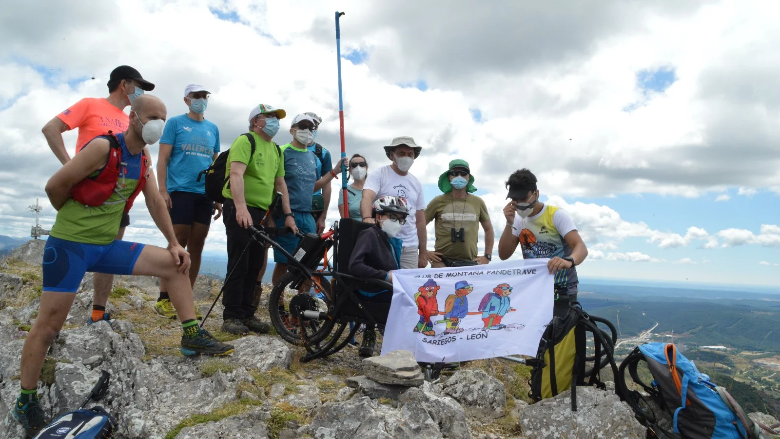 Álvaro y José Manuel hacen cumbre en Fontañán gracias a los pies y los ojos de unos montañeros solidarios Álvaro y José Manuel hacen cumbre en Fontañán gracias a los pies y los ojos de unos montañeros solidarios