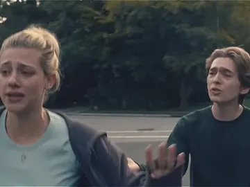 Lili Reinhart y Austin Abrams en 'Chemical Hearts' Lili Reinhart y Austin Abrams en 'Chemical Hearts'