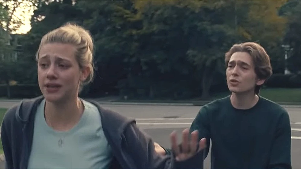Lili Reinhart y Austin Abrams en 'Chemical Hearts' Lili Reinhart y Austin Abrams en 'Chemical Hearts'