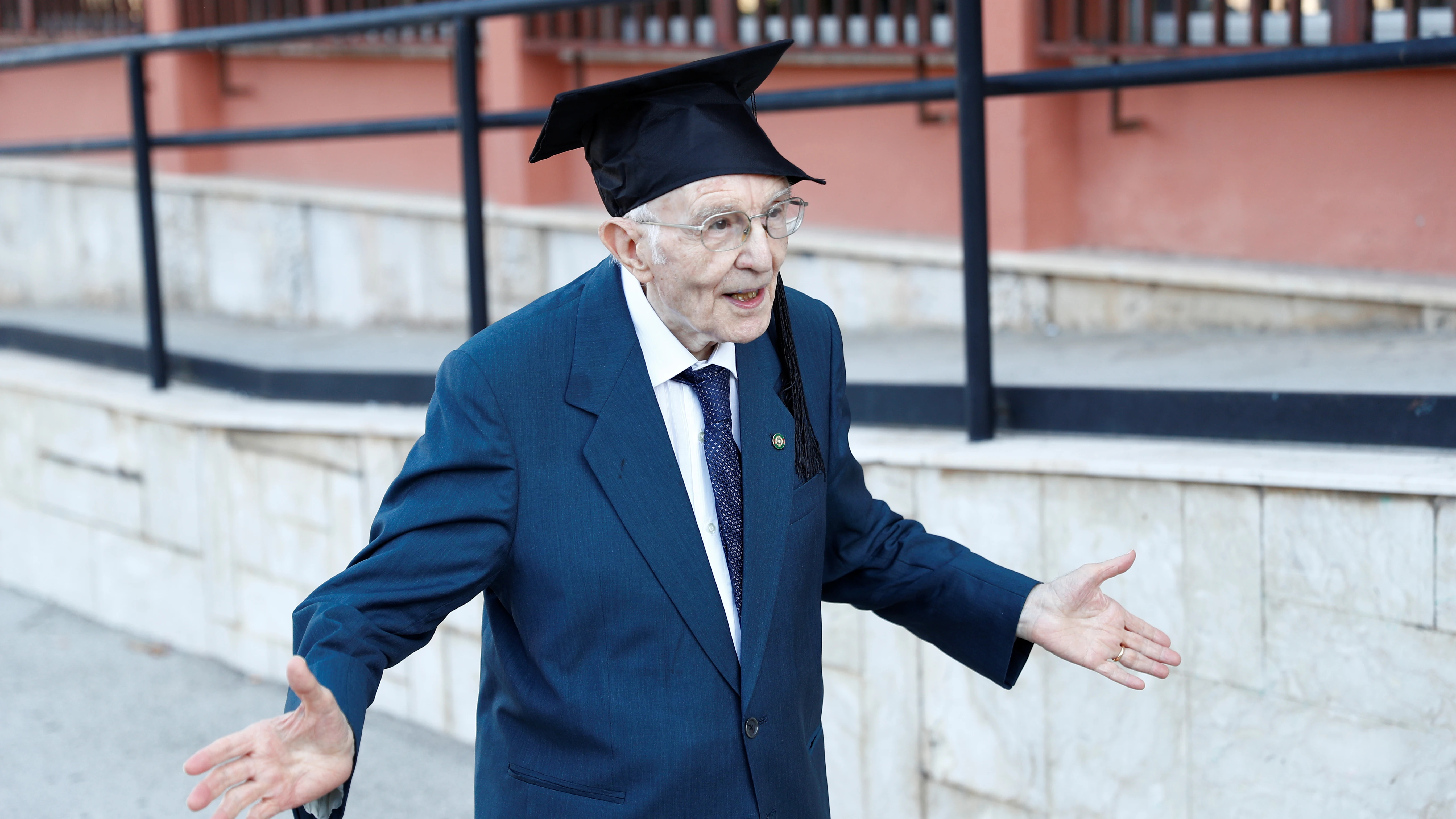 Un italiano se gradúa a los 96 años y se convierte en el licenciado más longevo del país Un italiano se gradúa a los 96 años y se convierte en el licenciado más longevo del país