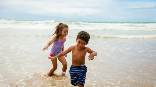 Niños jugando en la playa Niños jugando en la playa