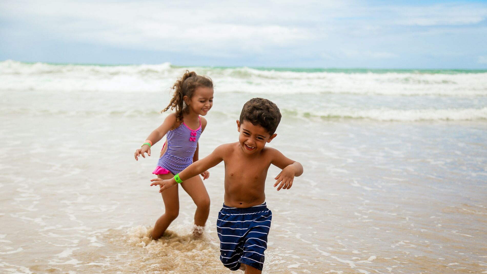 Niños jugando en la playa