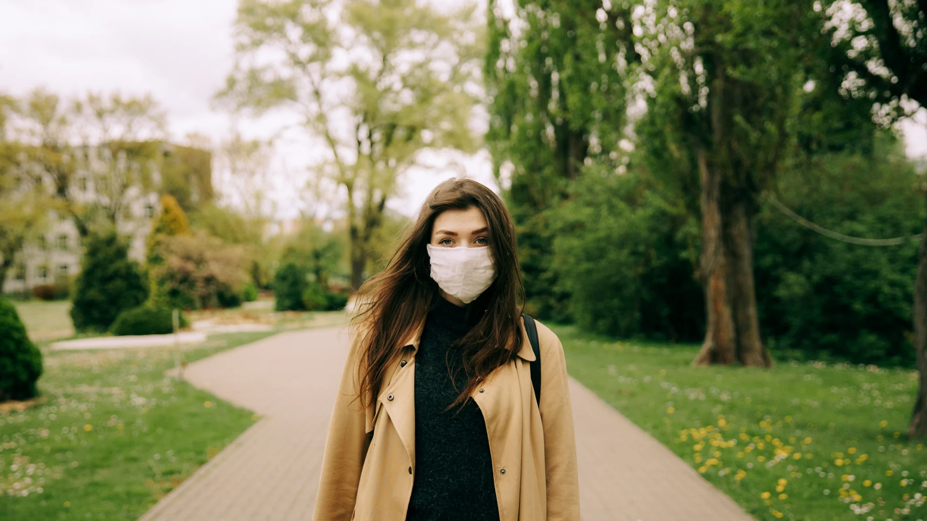 Mujer con mascarilla Mujer con mascarilla