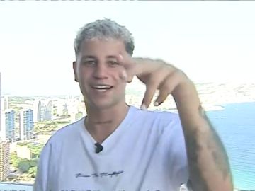 Antena 3 Deportes entrevista a Alberto Robledo, cantante del éxito 'Dime bbsita' que fue karateka y futbolista