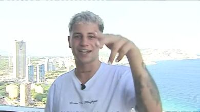 Antena 3 Deportes entrevista a Alberto Robledo, cantante del éxito 'Dime bbsita' que fue karateka y futbolista
