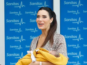 Pilar Rubio con su hijo Máximo Adriano a la salida del hospital Pilar Rubio con su hijo Máximo Adriano a la salida del hospital
