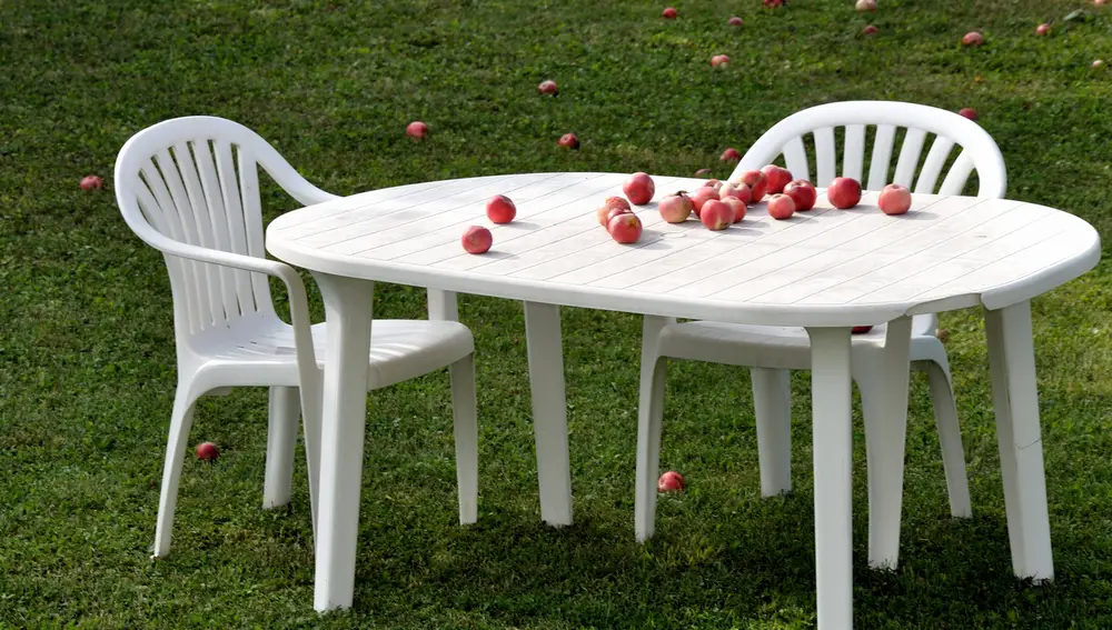 Sillas y mesas de plástico para terraza y jardín