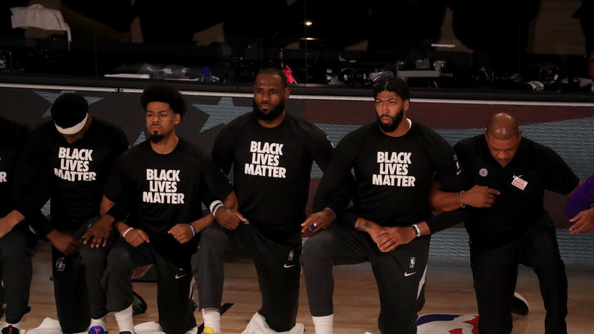 La NBA vuelve con canasta decisiva de LeBron James y pol&eacute;mica con el himno de Estados Unidos