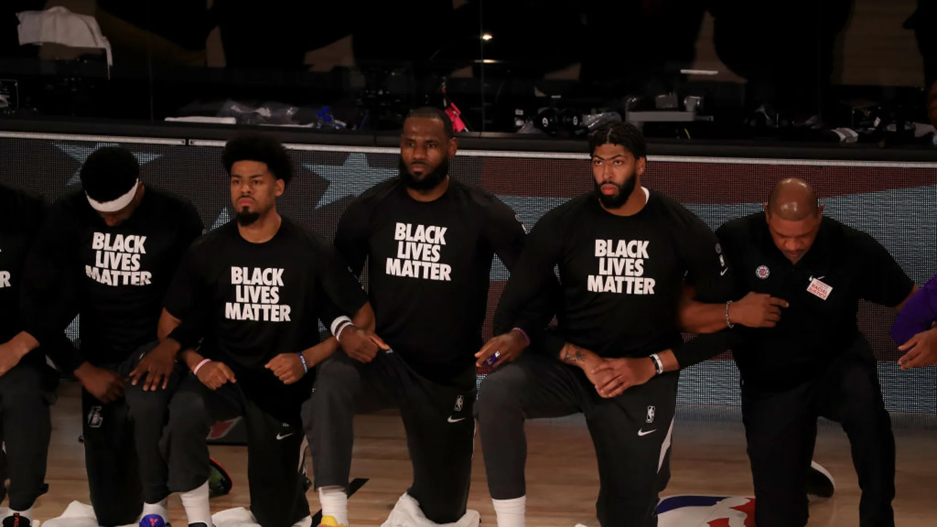 La NBA vuelve con canasta decisiva de LeBron James y polémica con el himno de Estados Unidos La NBA vuelve con canasta decisiva de LeBron James y polémica con el himno de Estados Unidos