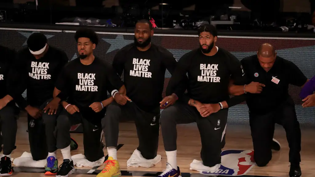 La NBA vuelve con canasta decisiva de LeBron James y polémica con el himno de Estados Unidos La NBA vuelve con canasta decisiva de LeBron James y polémica con el himno de Estados Unidos