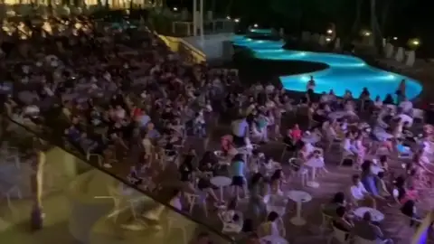 El preocupante espectáculo en un hotel de Mallorca antes del rebrote de coronavirus entre los empleados El preocupante espectáculo en un hotel de Mallorca antes del rebrote de coronavirus entre los empleados