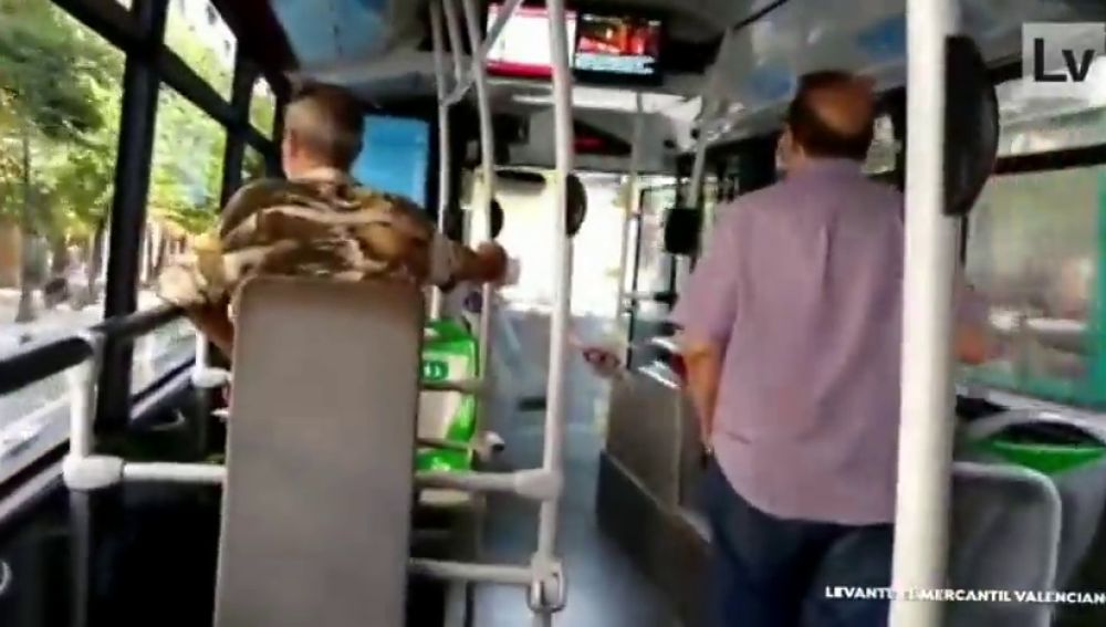 Tensa discusión entre un conductor de un autobús de Valencia y un pasajero: "Chulo, ponte la mascarilla"
