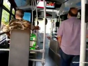 Tensa discusión entre un conductor de un autobús de Valencia y un pasajero: "Chulo, ponte la mascarilla"