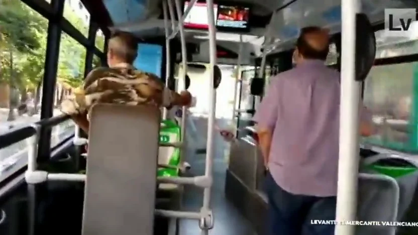 Tensa discusión entre un conductor de un autobús de Valencia y un pasajero: "Chulo, ponte la mascarilla" Tensa discusión entre un conductor de un autobús de Valencia y un pasajero: "Chulo, ponte la mascarilla"