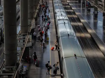Los pasajeros que superen los 37,5 ºC de temperatura no podrán subir al tren en las estaciones de Atocha y Sants Los pasajeros que superen los 37,5 ºC de temperatura no podrán subir al tren en las estaciones de Atocha y Sants