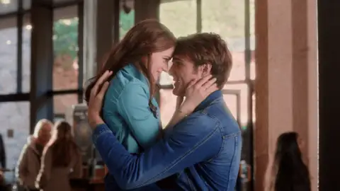 Joey King y Jacob Elordi en 'Mi primer beso 2' Joey King y Jacob Elordi en 'Mi primer beso 2'