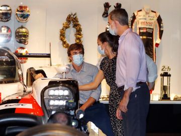 Fernando Alonso, anfitrión de los Reyes en la visita de Felipe VI y doña Letizia a su Museo y Circuito en Asturias