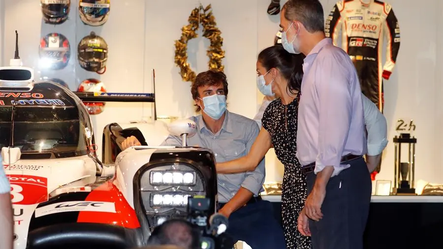 Fernando Alonso, anfitri&oacute;n de los Reyes en la visita de Felipe VI y do&ntilde;a Letizia a su Museo y Circuito en Asturias