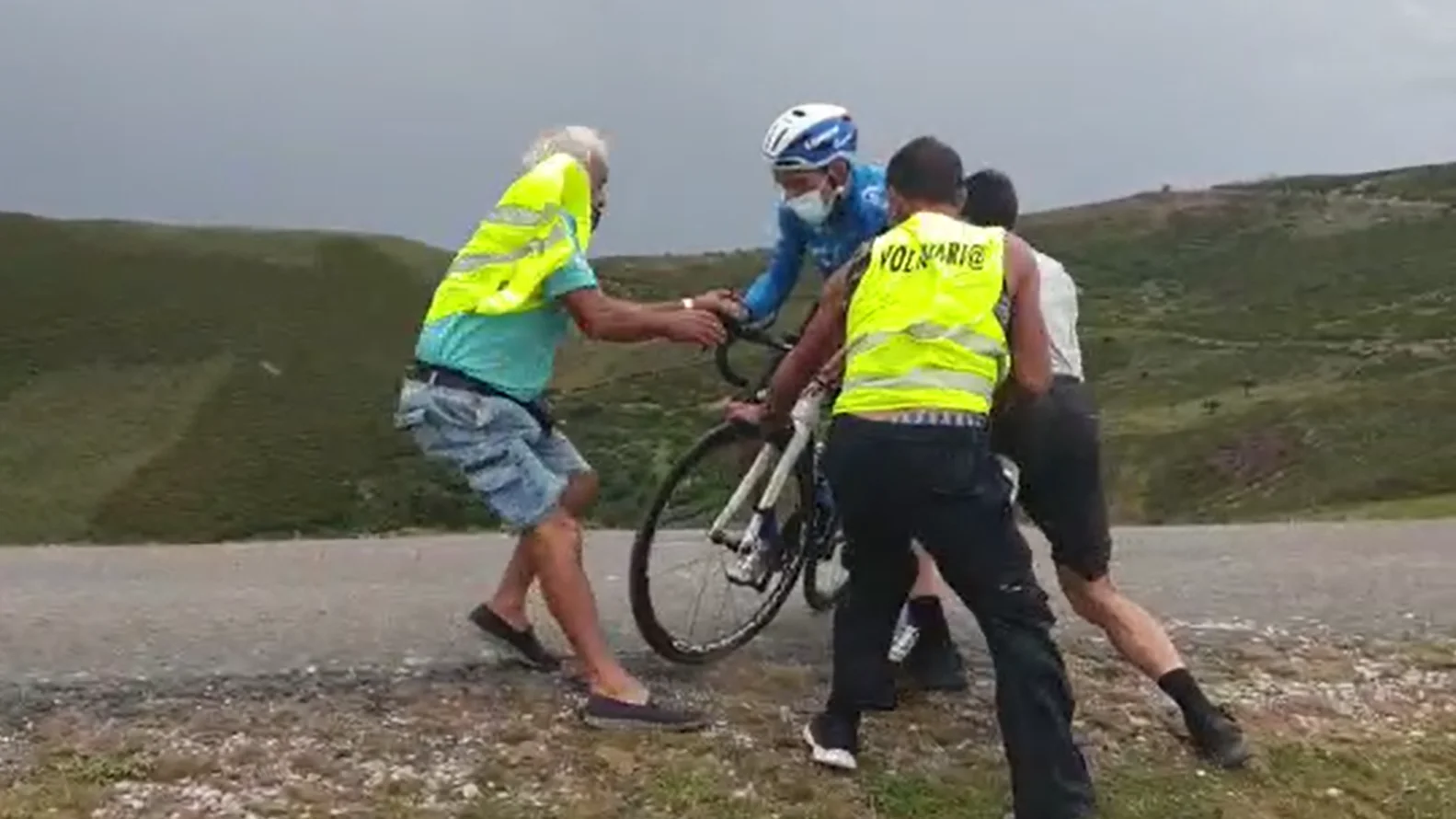 Los ciclistas, a punto de salir volando por las rachas de viento en la Vuelta a Burgos Los ciclistas, a punto de salir volando por las rachas de viento en la Vuelta a Burgos