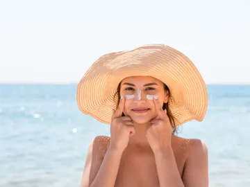 Es necesario echarse crema solar en la cara Es necesario echarse crema solar en la cara